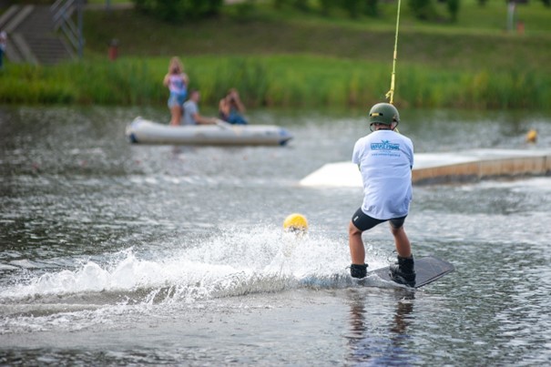 Jak na bezpečnou jízdu na wakeboardu